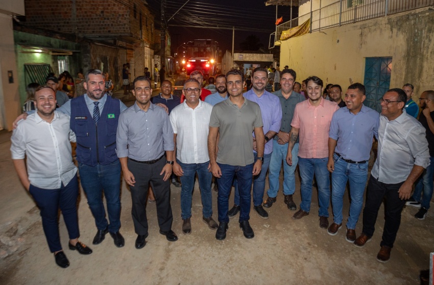 Obras de pavimentação da Avenida Gama Lins, abandonada por antigas gestões, seguem avançadas