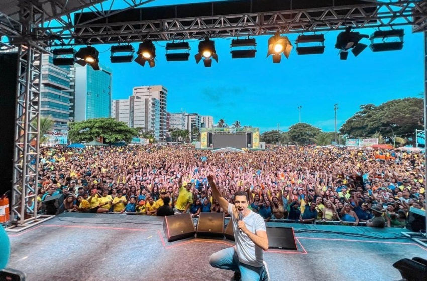 Torcedores comemoram vitória do Brasil na Arena Massayó