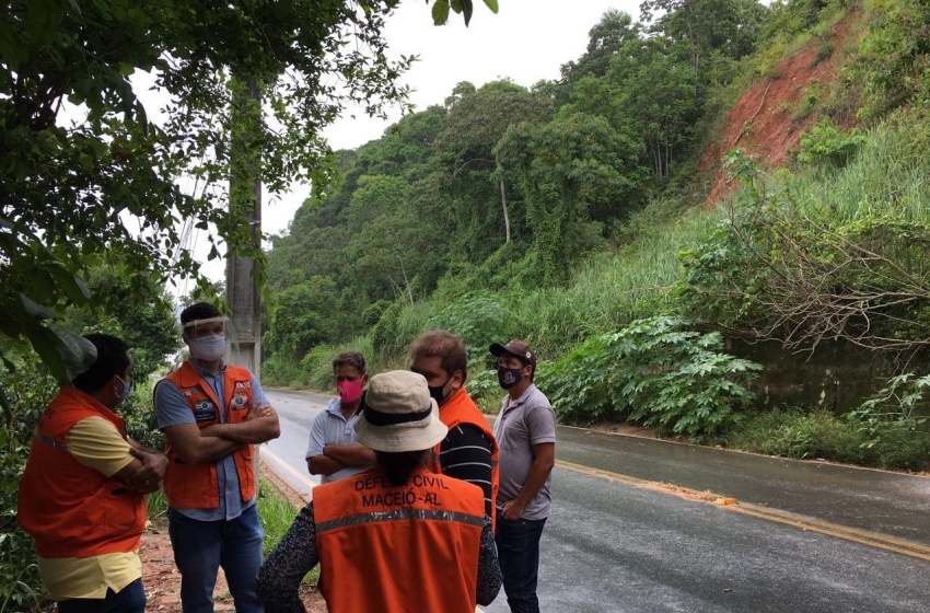 Defesa Civil de Maceió interdita totalmente trânsito na Ladeira de Fernão Velho