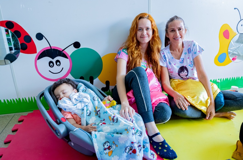 Educadoras utilizam brinquedos para estimular o desenvolvimento dos alunos do berçário I
