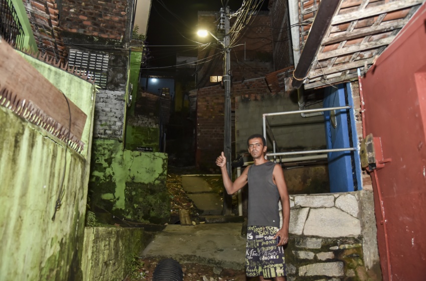 Prefeitura leva iluminação para escadarias da Grota do Cigano, no Jacintinho