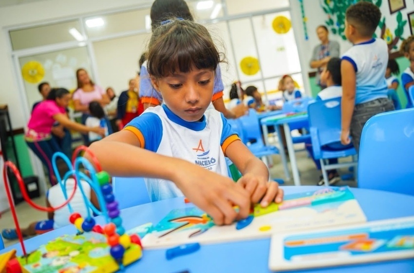 Estudantes da rede pública de Maceió retornaram às aulas nesta terça (7)