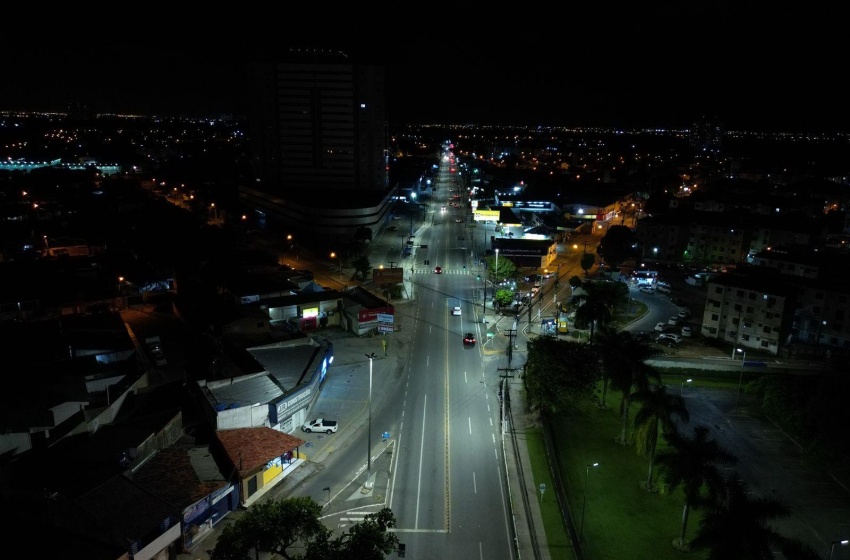 Modernização da iluminação: Avenida Menino Marcelo recebe mais de 500 luminárias de LED
