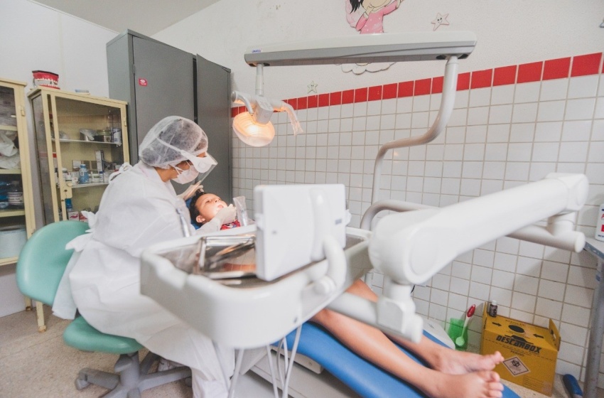 Escola oferece serviço odontológico gratuito e beneficia 800 alunos por ano