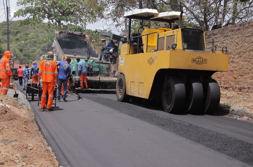 Prefeitura vistoria obras de pavimentação na Cidade Universitária aguardadas há 40 anos