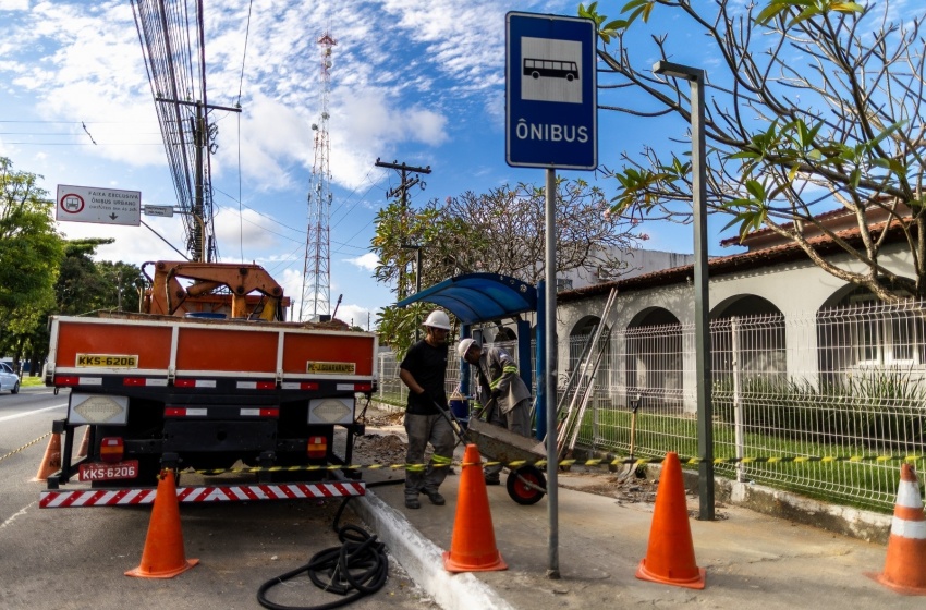 Prefeitura de Maceió reforça iluminação em pontos de ônibus de grande circulação