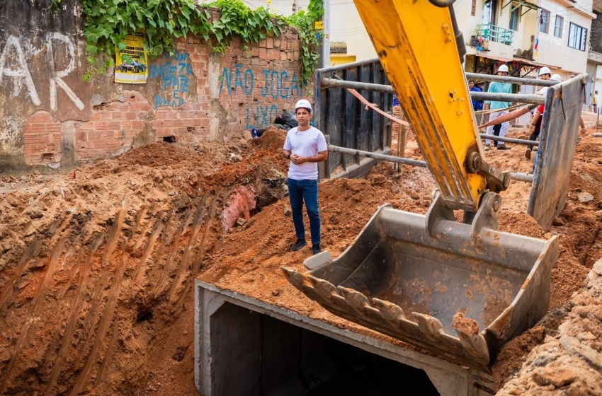Prefeito Rodrigo Cunha vistoria obra de macrodrenagem da Grota do Ipanema, que vai reduzir alagamentos em três bairros de Maceió 