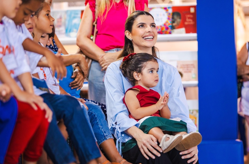 Primeira-dama de Maceió prestigia estande da Prefeitura na 10ª Bienal do Livro