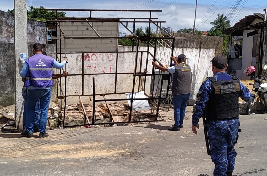 Convívio Social realiza desocupação de espaço público no Jacintinho