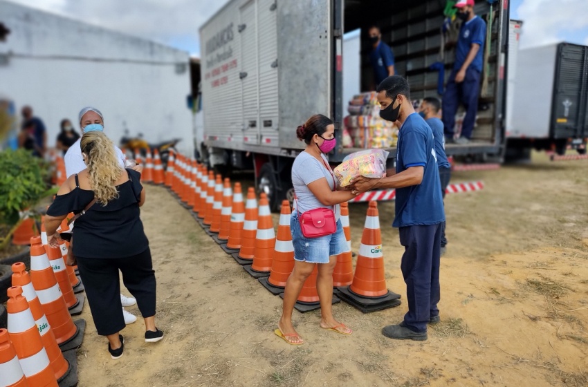 Entrega de cestas básicas no Benedito Bentes vai até o dia 3