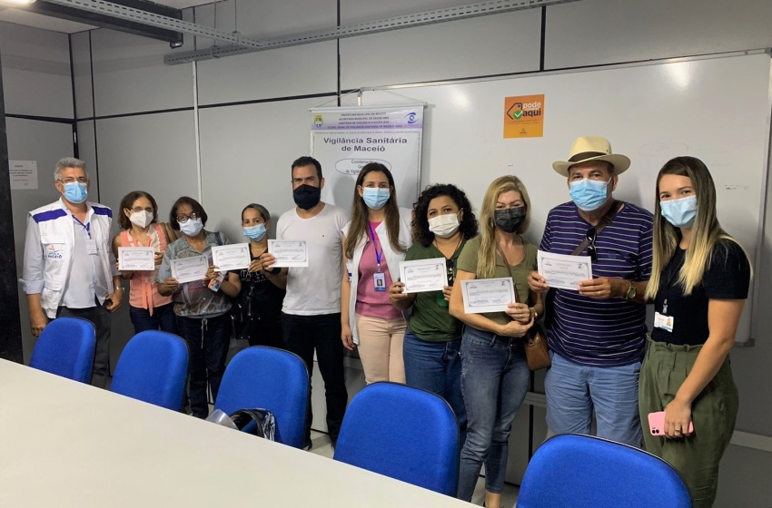 Vigilância Sanitária capacita profissionais de beleza sobre boas práticas