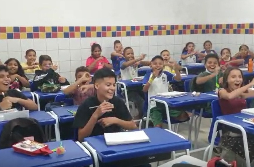 Professora de escola municipal usa paródias de músicas da internet como método em sala de aula