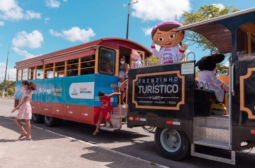 Trenzinho da Vacinação: atividades lúdicas marcam vacinação infantil no Papódromo