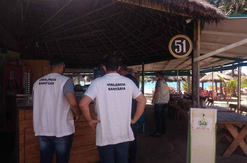 Vigilância Sanitária interdita barraca de praia e retira alimentos impróprios de circulação