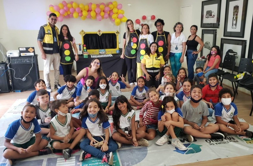 Alunos da Escola Municipal Tereza de Jesus conhecem a sede da SMTT