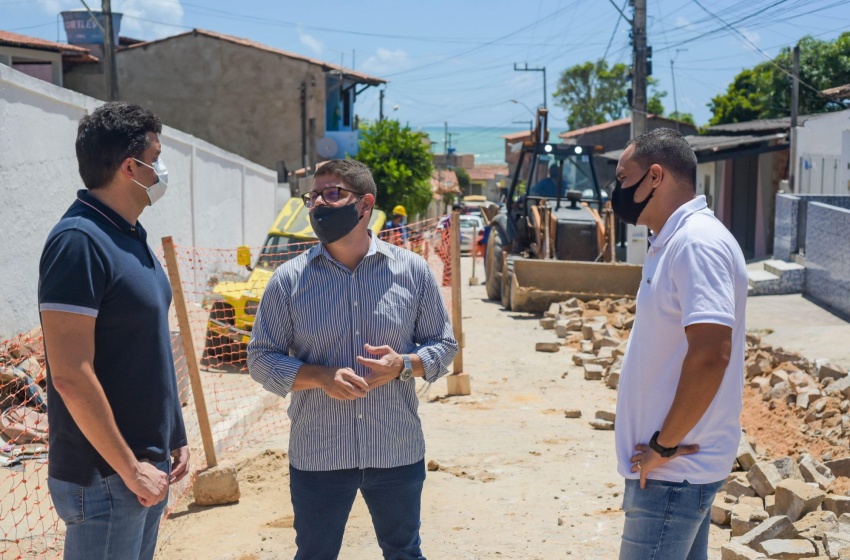 Infraestrutura: Prefeito Rui Palmeira vistoria obras em Riacho Doce
