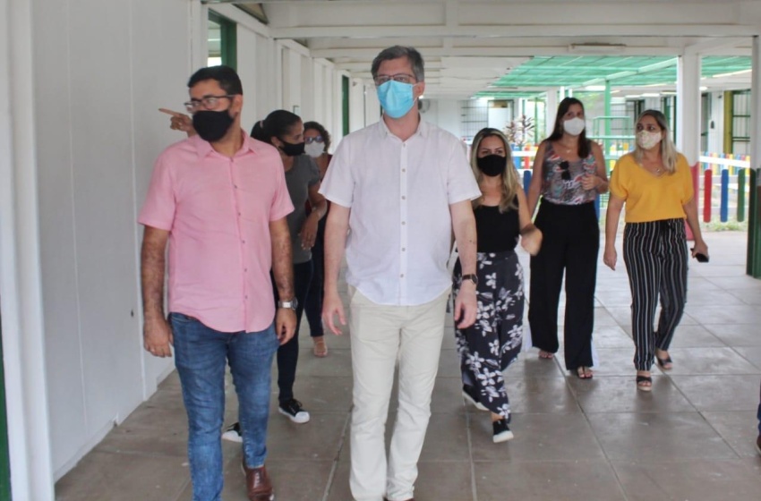 Secretário de Educação visita escola e fala com diretores