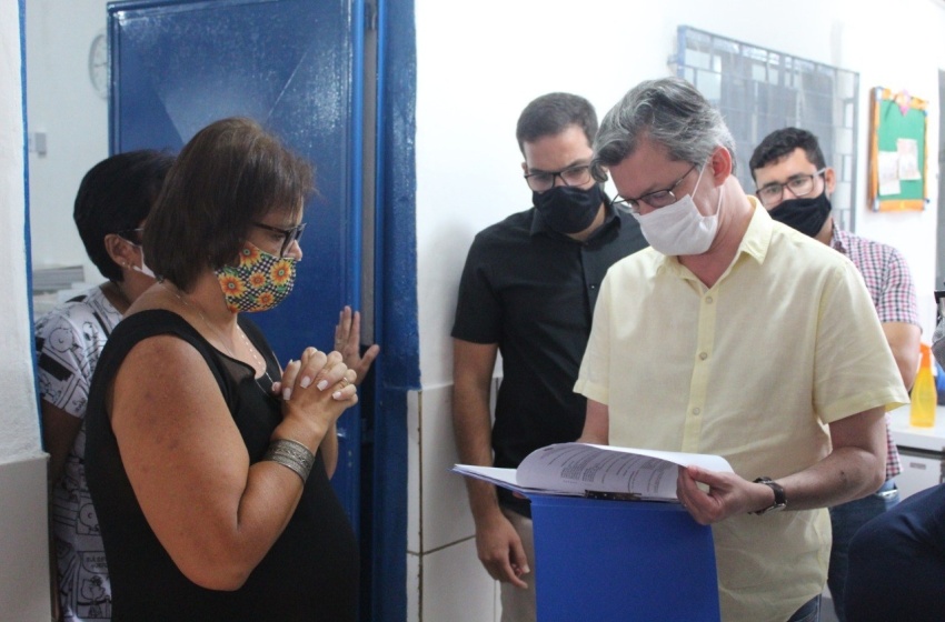 Secretário de Educação visita duas escolas no Benedito Bentes