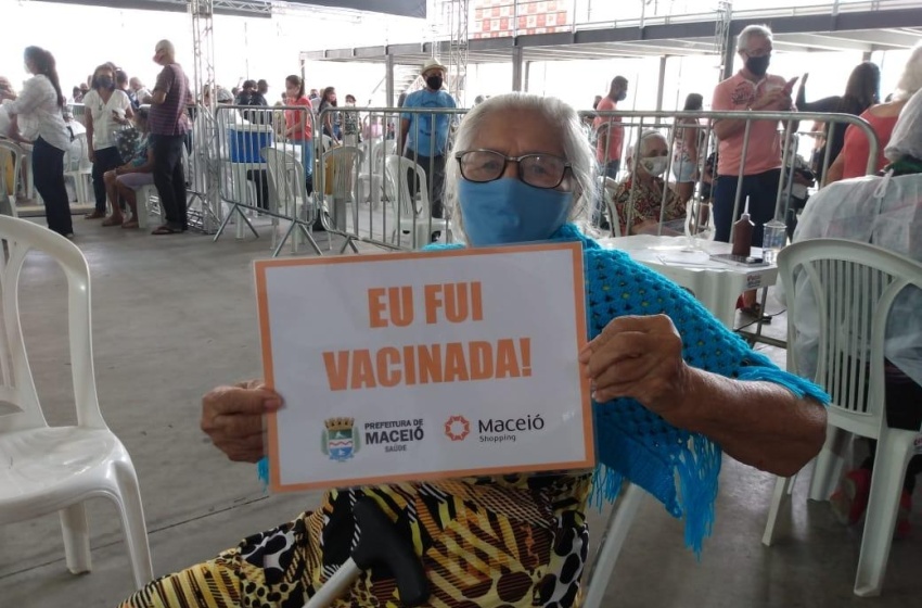 Vacinação dos idosos acima dos 85 anos contra Covid-19 segue até quarta (3)