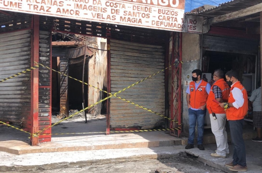 Defesa Civil vistoria lojas danificadas por incêndio no bairro da Levada