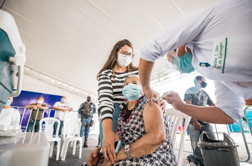 Vacinação contra a Covid-19 para idosos de 79 anos ou mais segue até sábado (06)