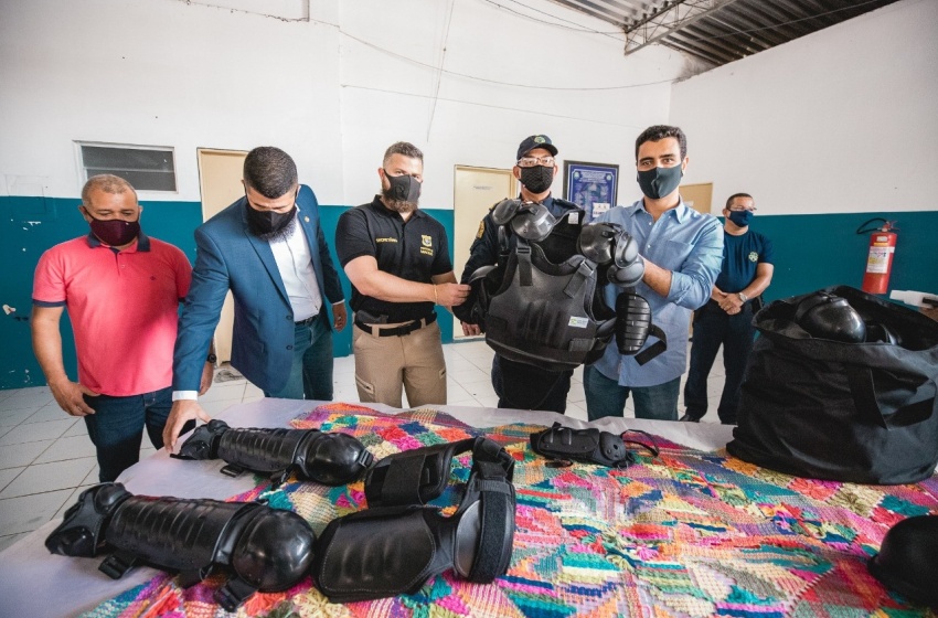 Entrega de materiais de proteção para a Guarda Municipal