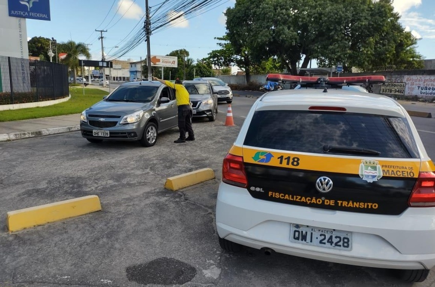SMTT faz reordenação do trânsito em pontos de vacinação drive-thru