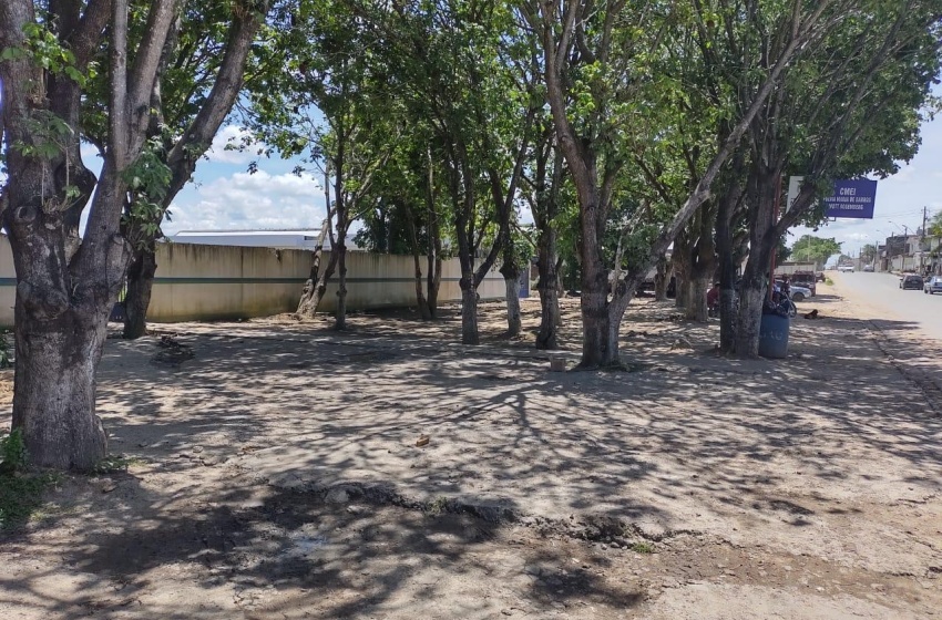 Prefeitura remove instalações irregulares em frente a Cmei na parte alta da cidade