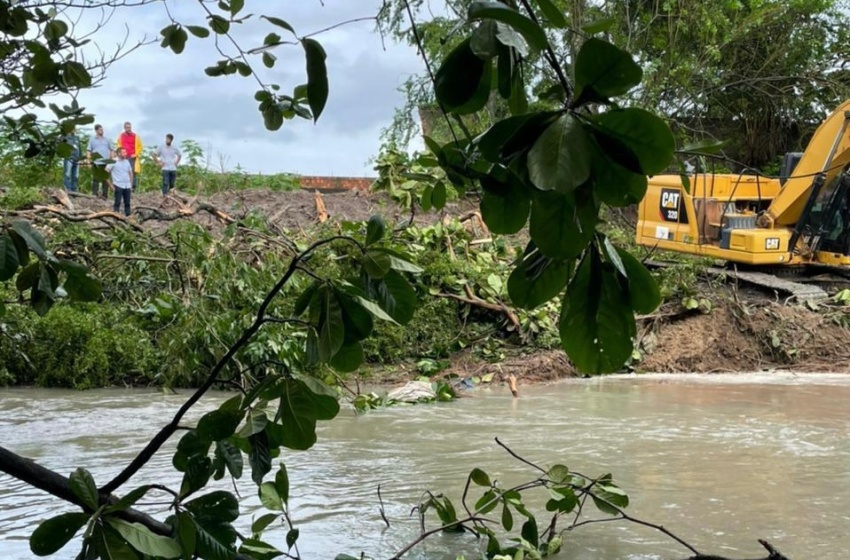 Secretaria de Infraestrutura encontra móveis e muitas garrafas em desobstrução na Lagoa da Coca-Cola