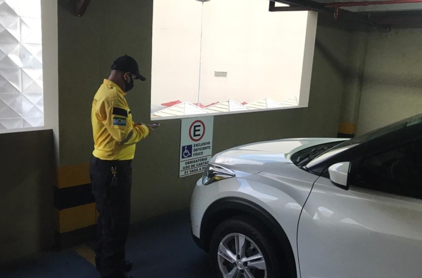 Fiscalização flagra motoristas estacionados em vagas prioritárias