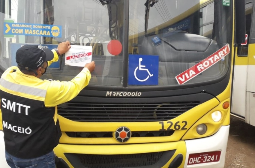 Fiscalização da SMTT registra infrações e 23 ônibus são lacrados em Maceió