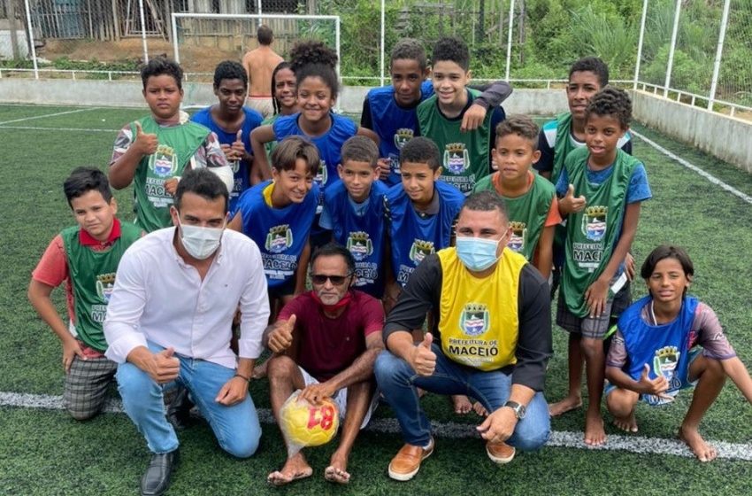 Prefeitura doa materiais esportivos para jovens e crianças das Grotas do Neno e do Estrondo