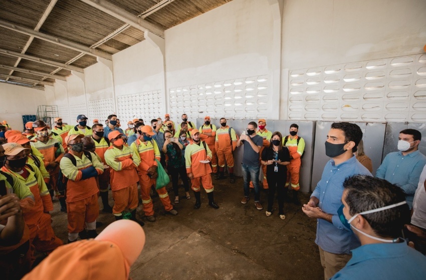 Prefeitura homenageia garis e anuncia inclusão da categoria na prioridade da vacinação