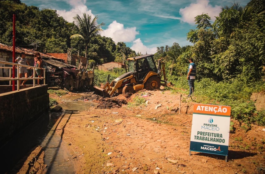 Prefeitura realiza ações preventivas na Grota Santa Helena