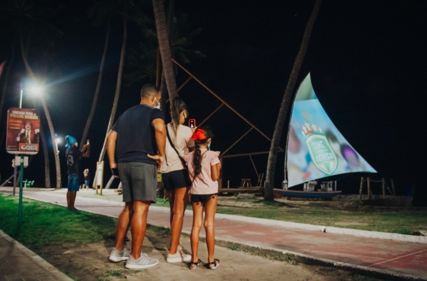 Projeção de vídeos na Orla orienta sobre o combate ao abuso sexual infantil
