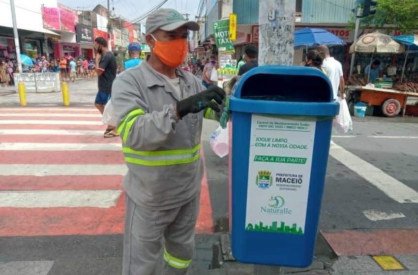 Centro da cidade recebe novas papeleiras