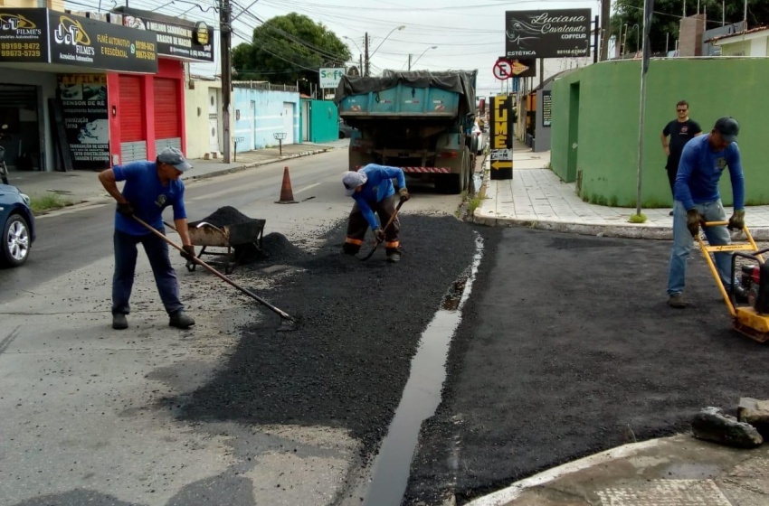 Bairro do Feitosa recebe serviços da operação tapa-buraco