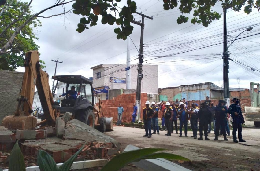 Ação de ordenamento retira construções irregulares no Conjunto Joaquim Leão