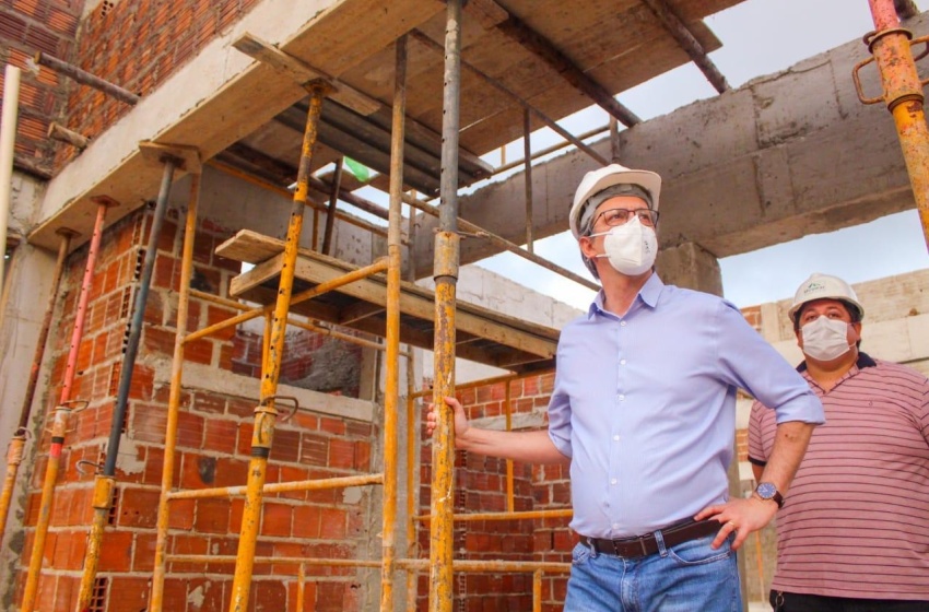 Secretário fiscaliza obra do Centro de Educação Infantil do Ouro Preto
