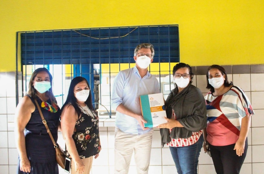 Educação continua com agenda de visitas as escolas e diretores recebem o Painel de Indicadores Sociais