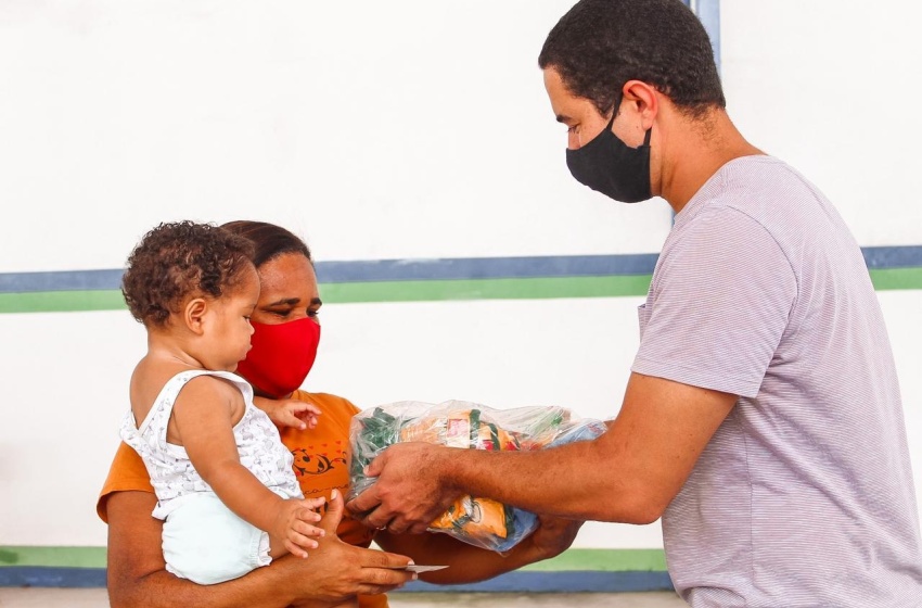 Mais quatro escolas recebem kits merenda e famílias são contempladas com alimentos