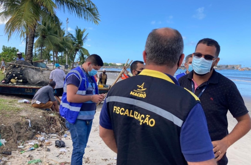 Embarcações irregulares são realocadas e faixa de areia passa por limpeza