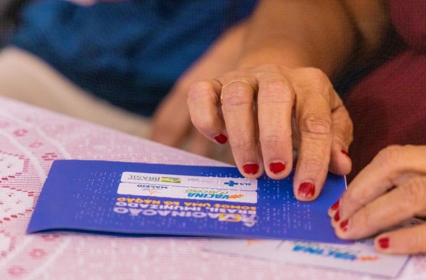No Dia Mundial do Braile, Saúde reforça inclusão com cartão de vacinação em braile