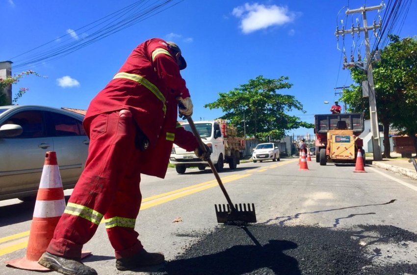 Em julho, mais de 20 bairros foram beneficiados com a operação tapa-buraco