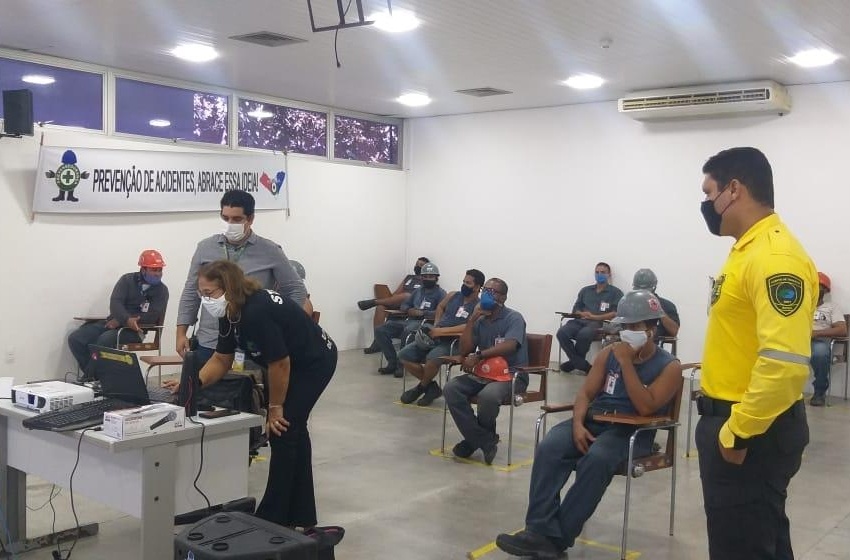 Setor de educação da SMTT orienta trabalhadores para evitar acidentes no trânsito