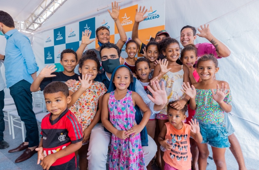 Prefeitura assina ordem de serviço e assegura creche em tempo integral no Benedito Bentes