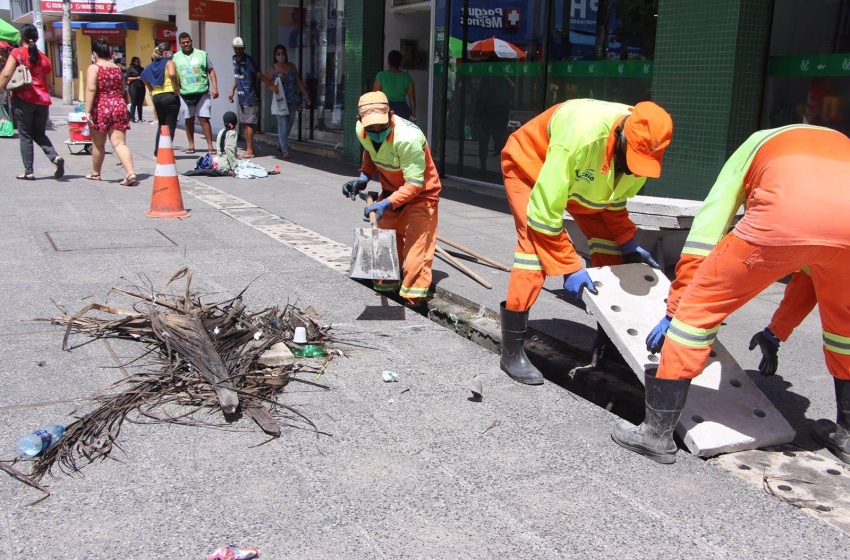 Infraestrutura retira três toneladas de lixo e repõe placas de galerias no Centro