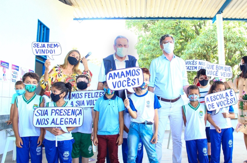 Secretário e vice-prefeito participam de retorno às aulas na Escola Jarede Viana