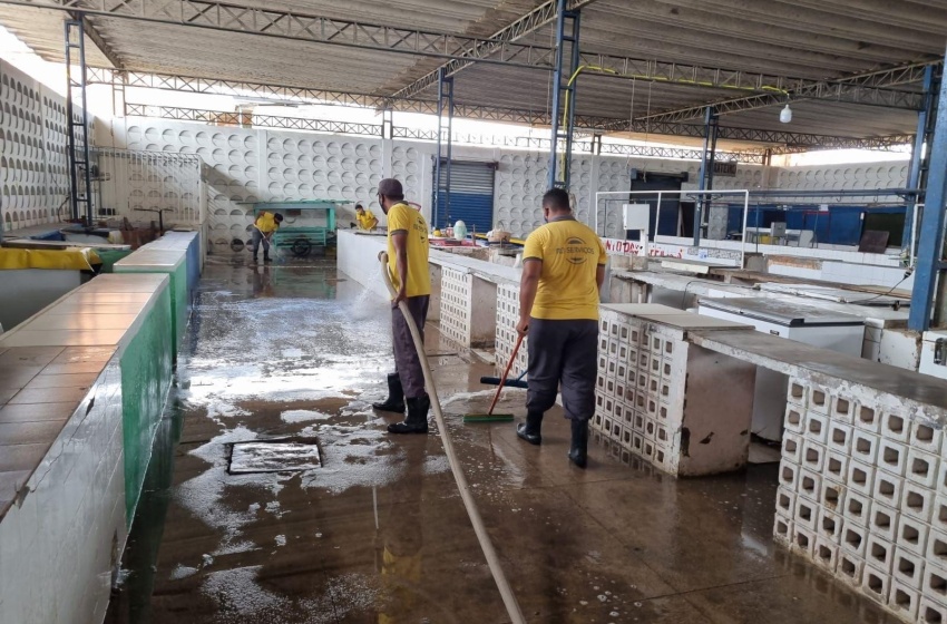 Mercado do Benedito Bentes passa por higienização e segue com ordenamento de barracas