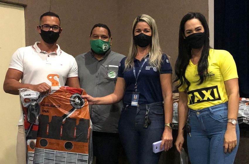 SMTT proporciona ações educativas e distribui brindes para os taxistas